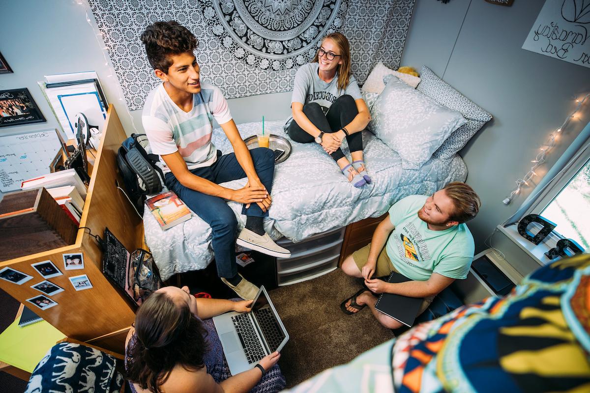 十大网络娱乐平台注册学生在宿舍放松的俯拍照片.
